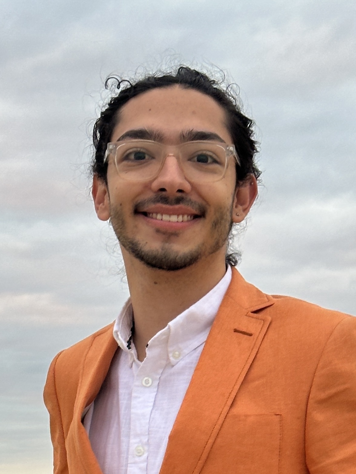 A headshot of Bernardo Estrada